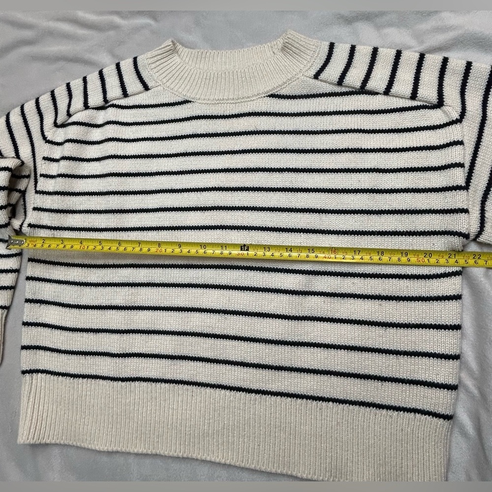 Women’s cropped black and cream sweater. - Picture 9 of 10